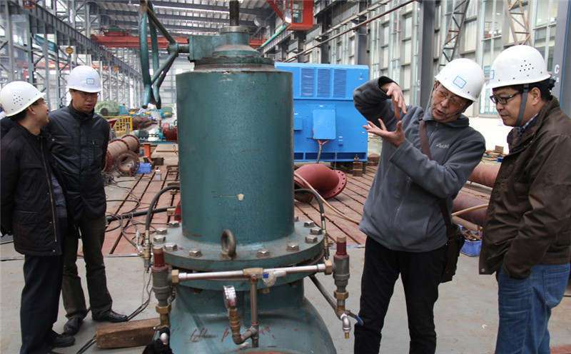 宋總在試驗臺上向瑪爾擋電站業(yè)主郭勛力講解減壓閥的原理